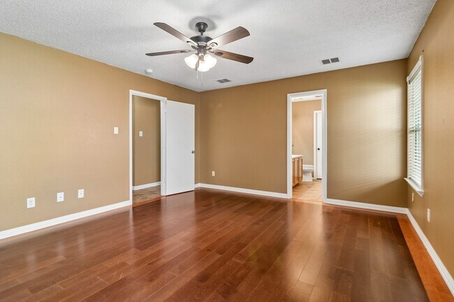 Building Photo - 2232 Chestnut Dr