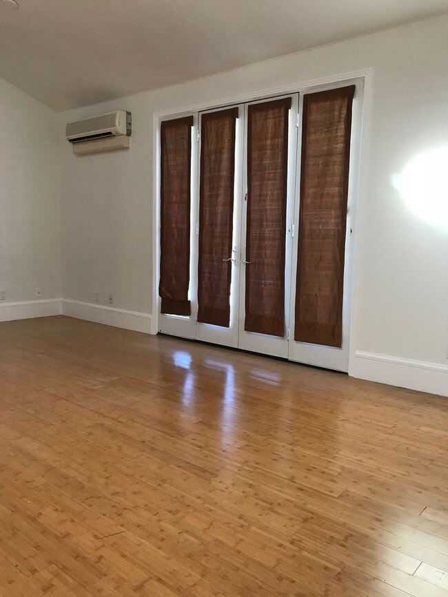 Building Photo - 2 Bedroom 2 bath Downtown Unit with $500 O...
