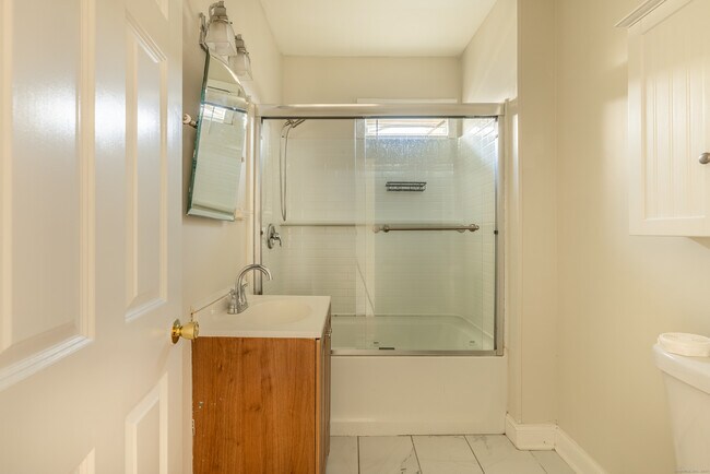 Building Photo - 25 Hunting St