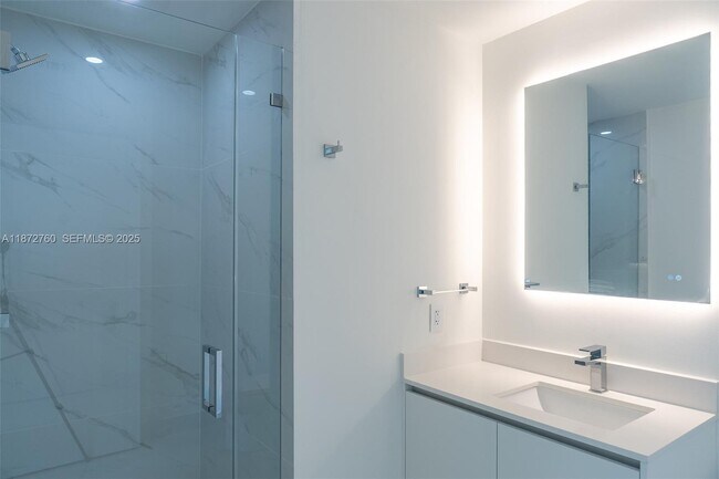 Building Photo - 700 NE 24th St