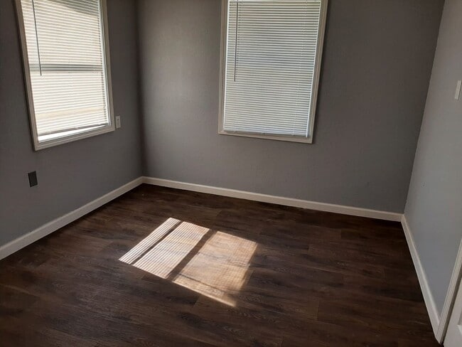 Building Photo - Recently Renovated Large 3 bedroom 1 bath with fresh paint and fixtures!!
