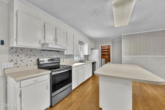 Building Photo - 313 Monterey Dr