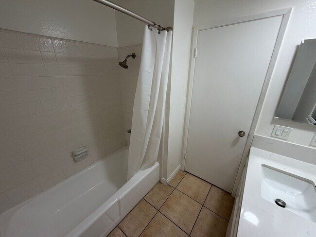 Building Photo - 2 BEDROOM CONDO UNIT IN THE WEST LA AREA 646 481 4404