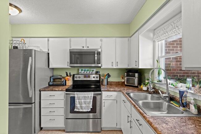 Building Photo - Townhouse in Chapel Hill