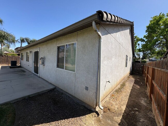 Building Photo - Lovely NW Visalia Home Near Shopping Centers Available Now!