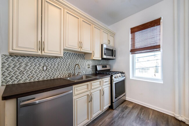 Building Photo - 6114 Highland Pl