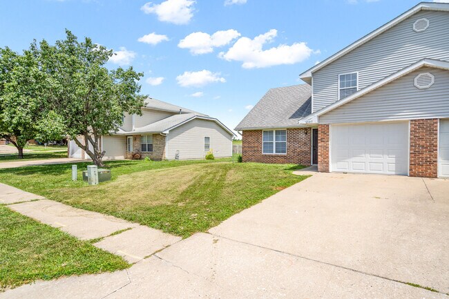Building Photo - 2507 Carnation Dr