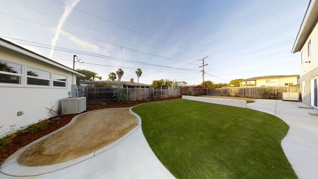 Building Photo - Big Bedrooms,  Great Yard!