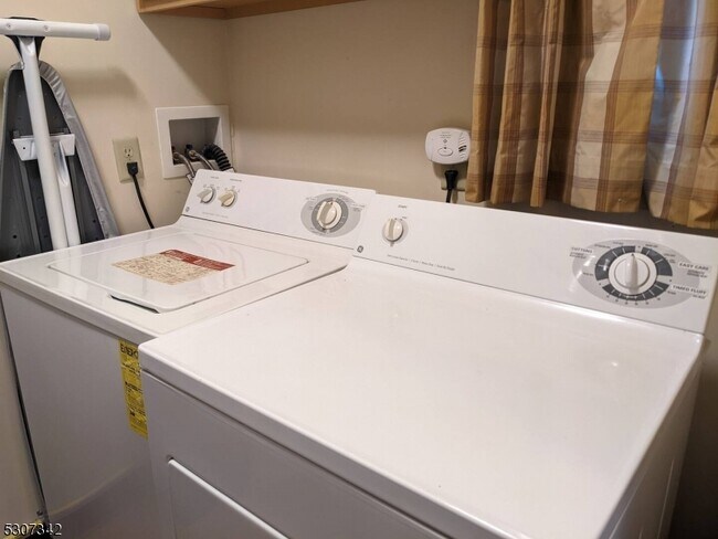 Building Photo - 3-13 Maple Cres