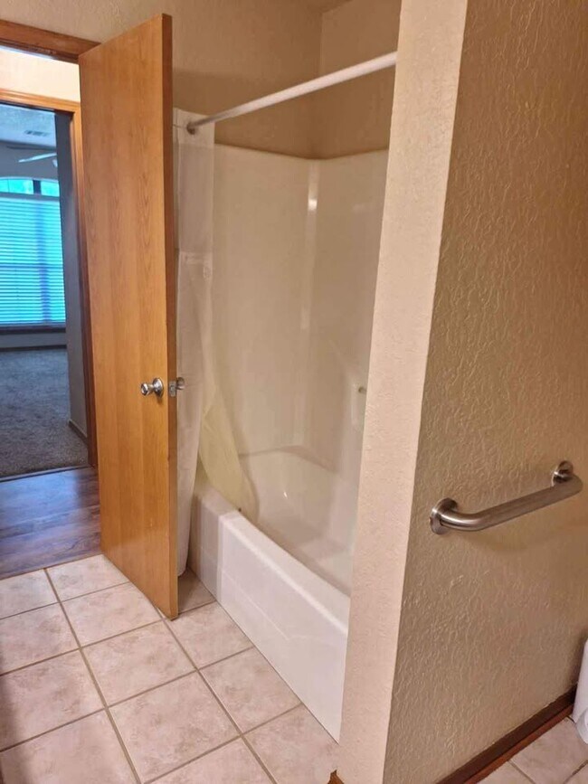 Building Photo - 1701 Pinnacle Ln