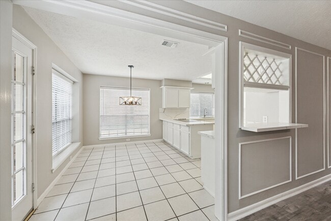 Building Photo - 15974 Knolls Lodge Dr