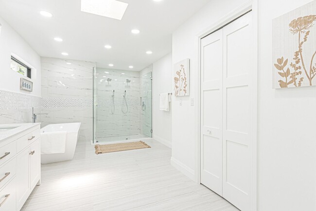 Building Photo - Newly Renovated 3 Bedroom Pool Home in Des...