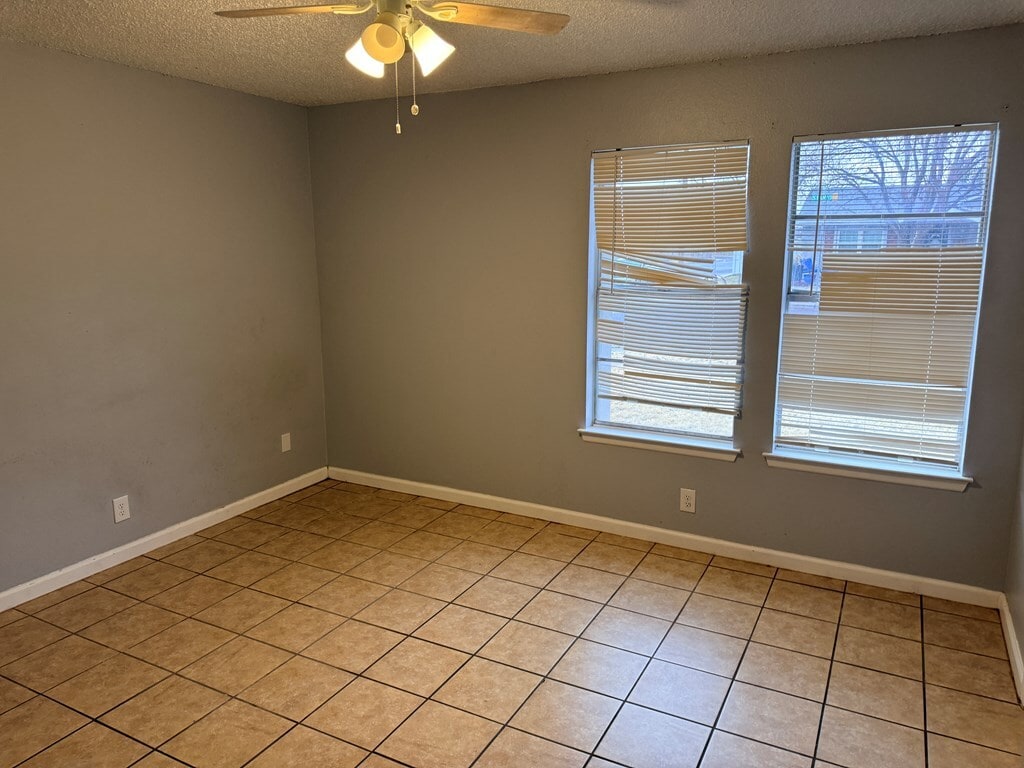 Building Photo - 2 Star Cir