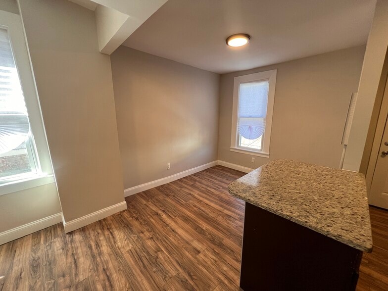 Large kitchen & dining area - 4608 York Rd
