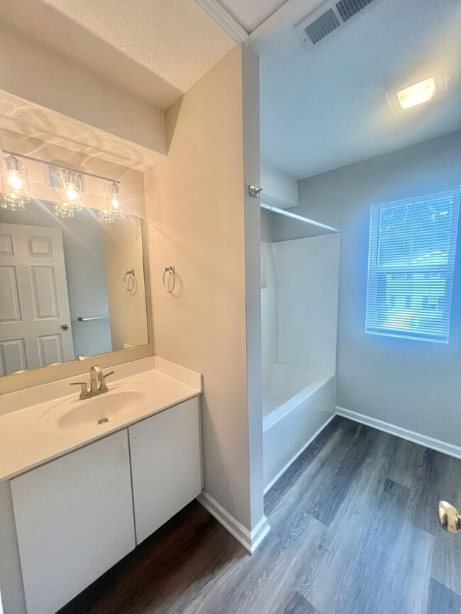Building Photo - RENT SPECIAL! UPDATED MODERN UNIT! 3BR Clo...