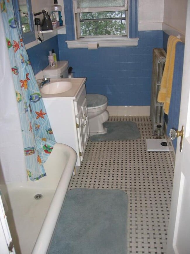 Building Photo - No brokers Fee, No Security Deposit, Pes Friendly, Large Unit, Laundry on a Site, Parking for Rent