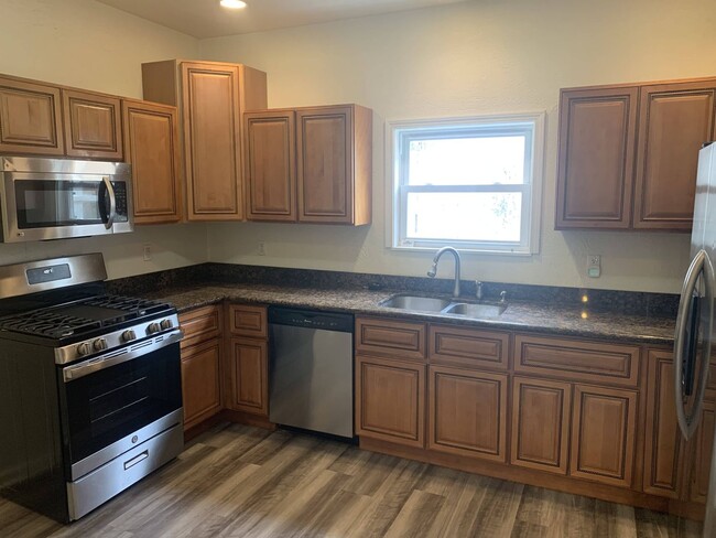 Building Photo - North Shore - 4 BR, 2 Bath with High-End K...