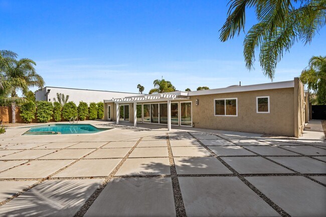 Building Photo - REMODELED 4 BD/3.5 BA RANCH STYLE HOME IN DOVER SHORES