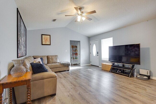 Building Photo - 3 Bedroom in Navarre!!!