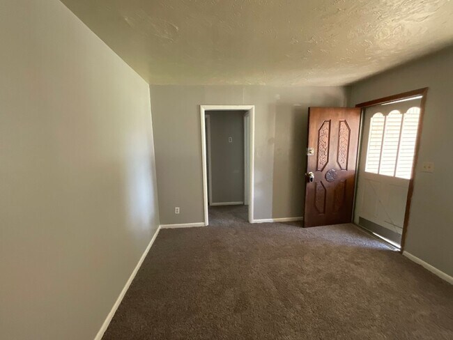 Building Photo - 3 Bed, 2 Bath, 1 Car Garage