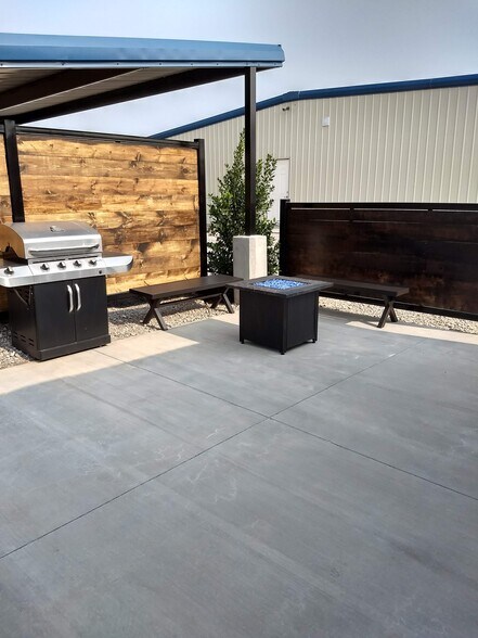Great apartment with community outdoor space. - 10016 s hwy 81