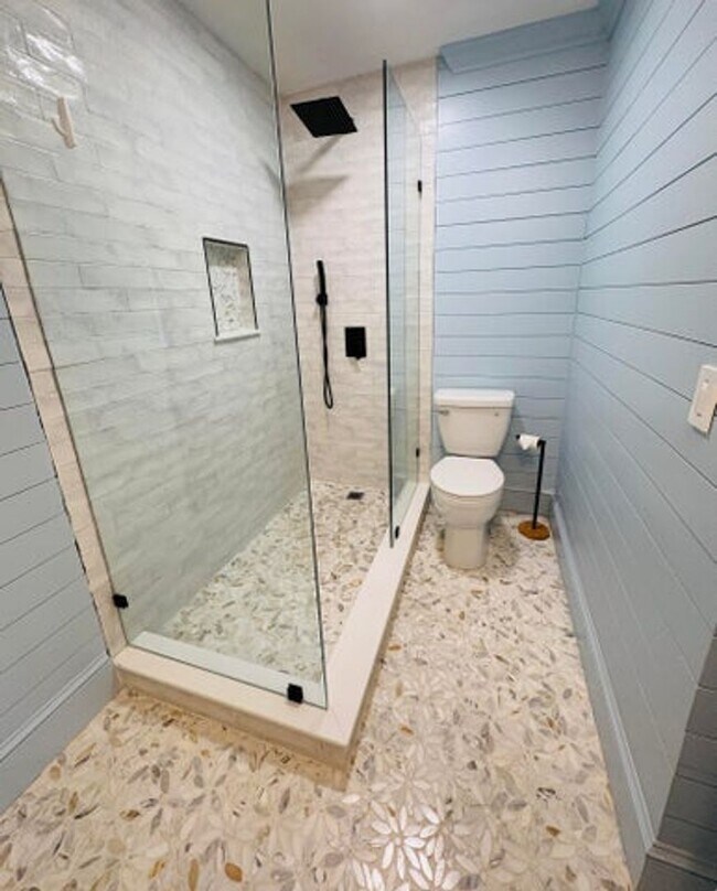 Building Photo - 9 W Riverside Dr