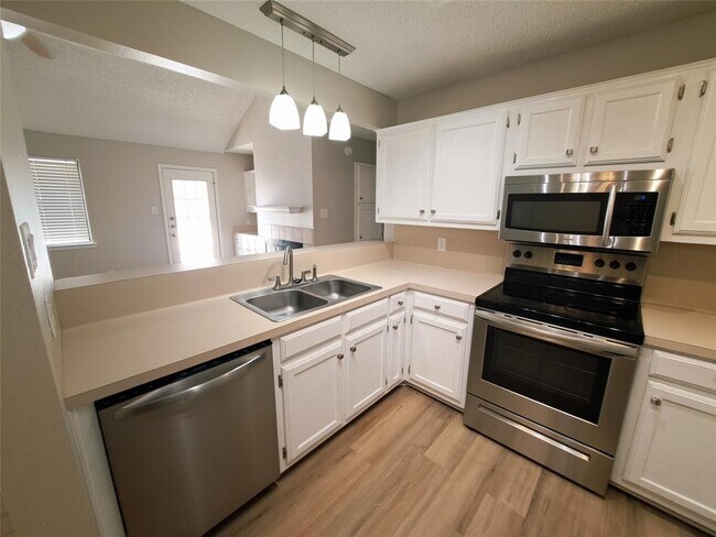 Building Photo - 840 Topaz Ln