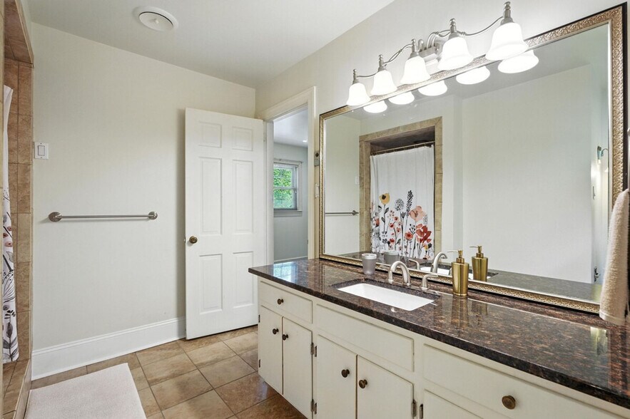 Building Photo - 1421 Lynn Rd