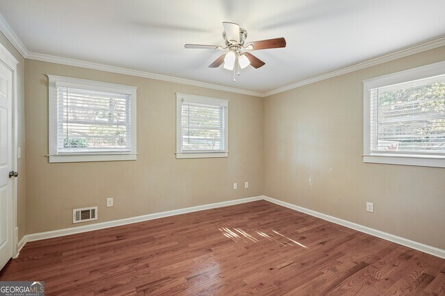 Building Photo - 3823 Kingswood Dr