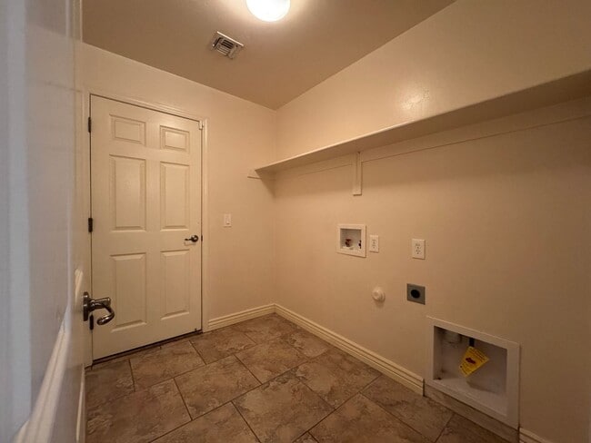 Building Photo - 4BR/3BA/2.5CG, 2534 sq.ft. rental with DEN in Sierra Vista, AZ