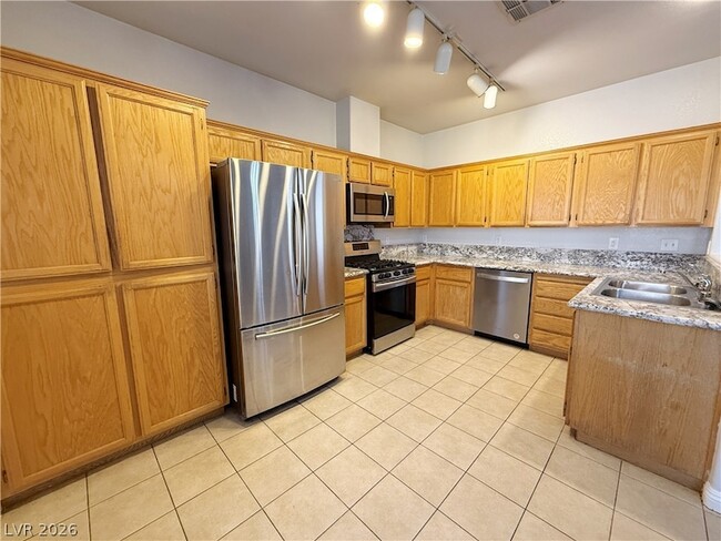 Building Photo - 2185 Polynesia Cir