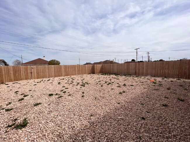 Building Photo - "Charming 3-Bedroom Home with 2 Full Baths in Lubbock – Spacious 1655 Sq Ft Retreat on North Texa...