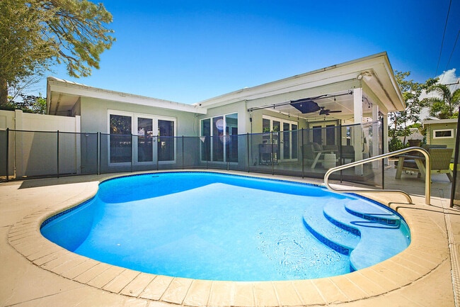 Building Photo - 711 NW 7th Dr