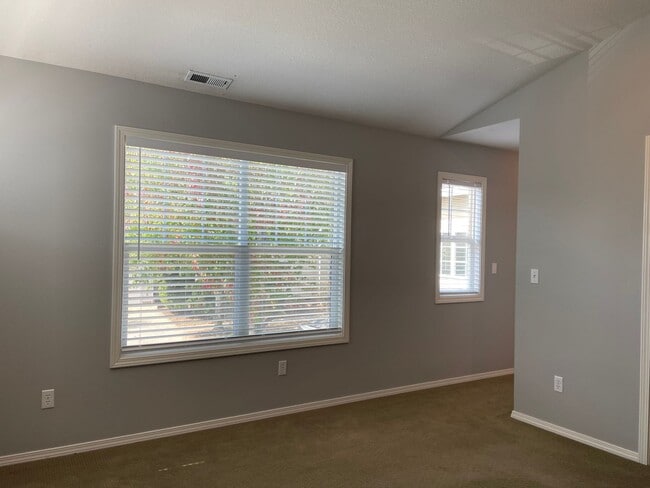 Building Photo - Beautiful and Well Maintained 2 Bed and 2....