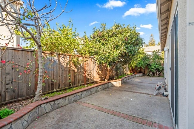 Building Photo - 709 Buriat St