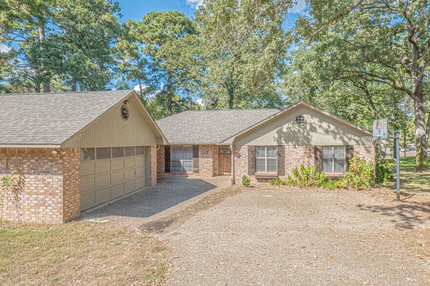 Building Photo - 10926 Mosswood Dr