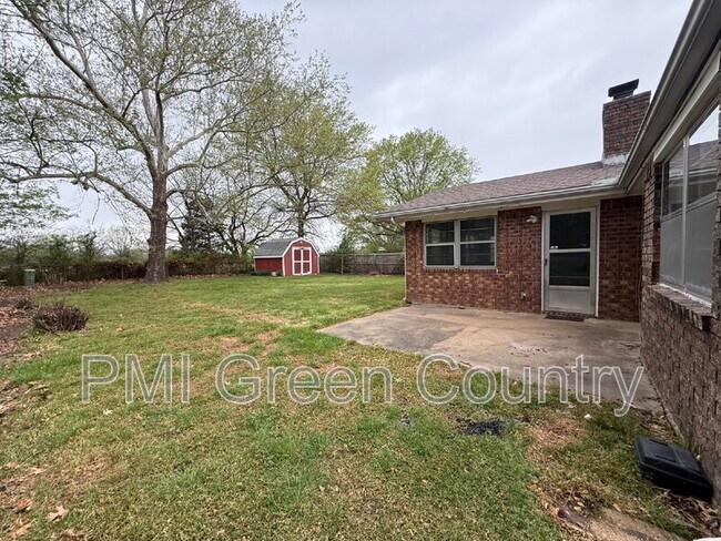 Building Photo - 615 Cumberland Dr