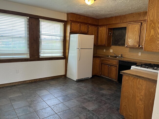 Building Photo - 111 E Haddock St