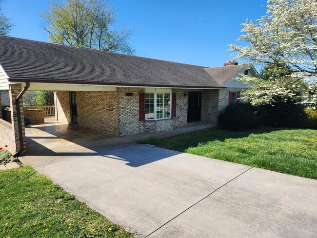 Building Photo - 1003 Goodview Dr