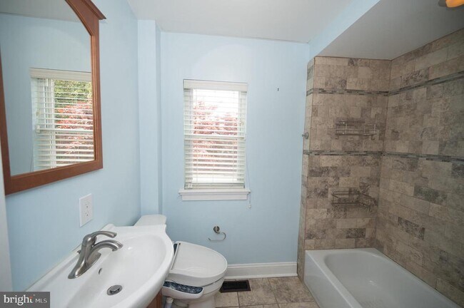 Building Photo - 703 Annin St