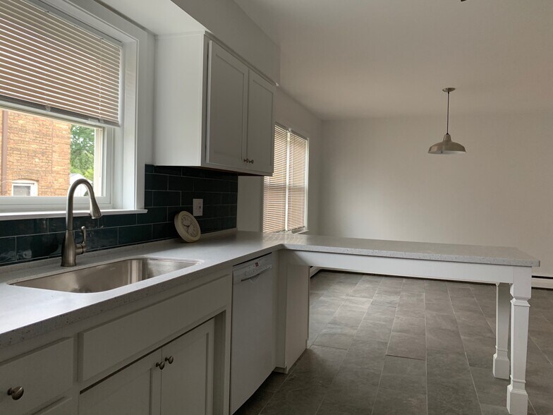 kitchen - 1641 Linden St