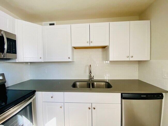 Building Photo - Newly Renovated Spacious 1 Bedroom with Vi...