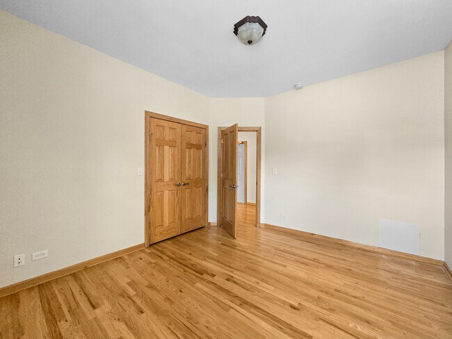 Building Photo - 4904 N Drake Ave
