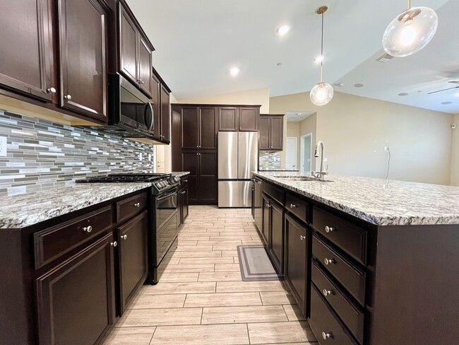 Building Photo - Stunning Luxury Home for Rent in Shafter