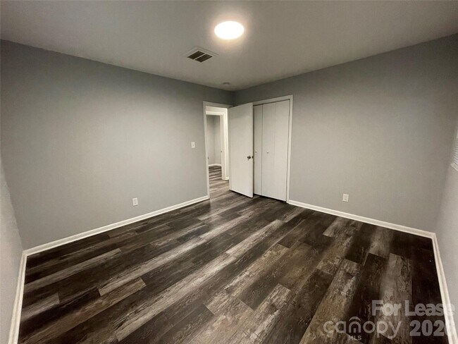 Building Photo - 2815 Ravencroft Dr
