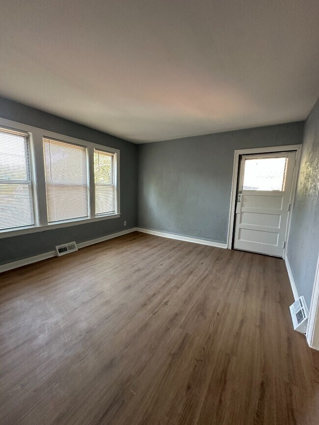 Building Photo - Freshly updated 3BR/1BA apartment in South Chicago