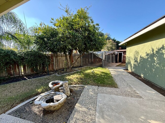 Building Photo - Single story home in established neighborhood!