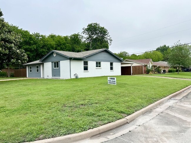 Building Photo - Located in the HEART of Burleson!