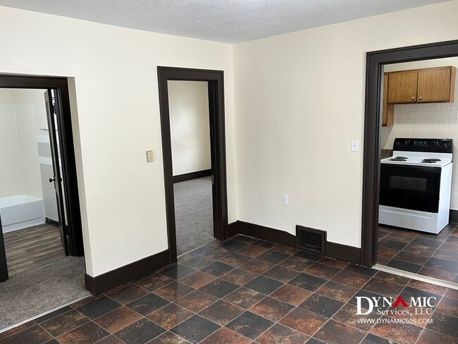 Building Photo - Upper Level 2 Bedroom, 1 Bathroom Duplex - Tenant Pays ALL Utilities