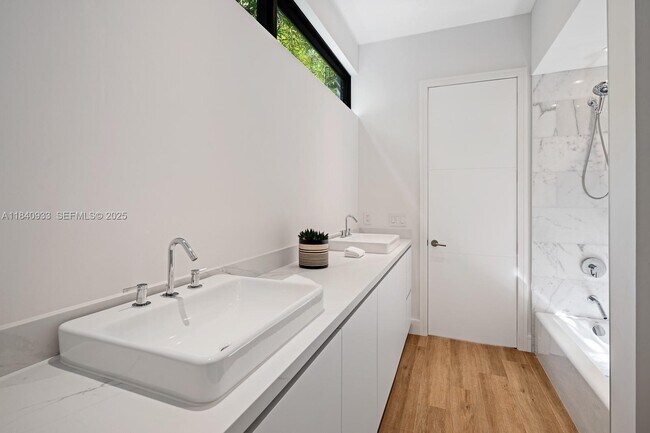 Building Photo - 2984 Coconut Ave